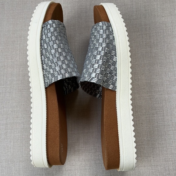 Bernie Mev Capri Slip on Sandal in Silver Gray -  size 37 (US 6.5/7) - EUC - Picture 6 of 7